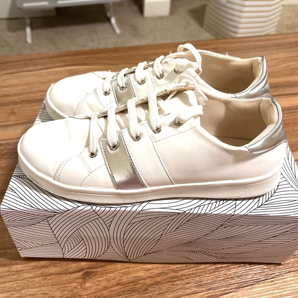 3/$20 🌸 Chase and Chloe white and silver Yaya sneakers, Size 8 - Picture 4 of 8
